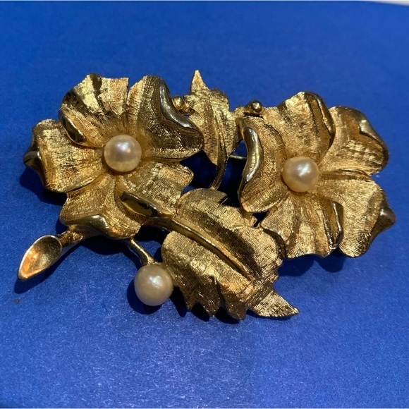 Charel 1950’s Brooch, goldtone & faux Pearl - Picture 1 of 8